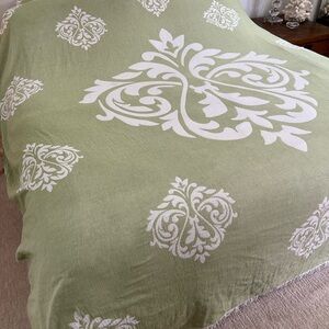 Elegant Green and White Bedding Set